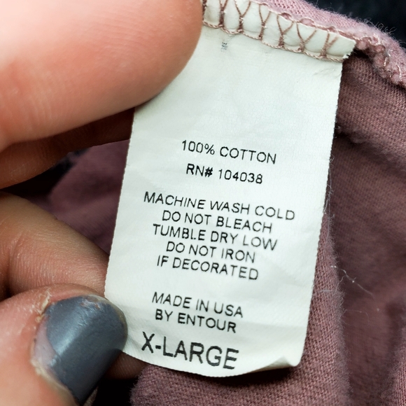 Hot Topic Entour Size XL Mauve Deep V Neck Black Cat Short Sleeve Graphic Tee - Picture 13 of 15